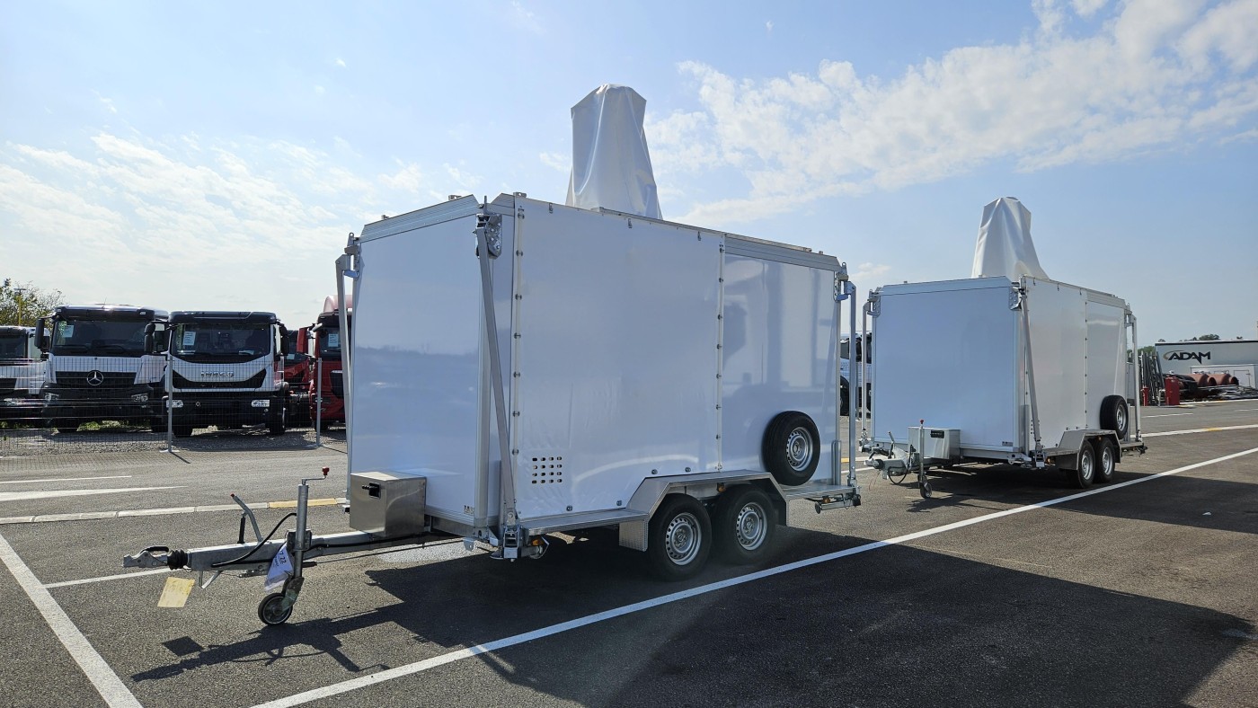 Prikolica sa antenom za telekomunikacije